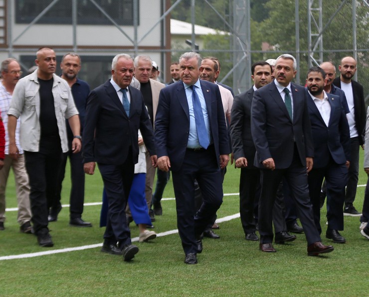 genclik-ve-spor-bakani-osman-askin-bak-ikizdere-ilcesinde-yapimi-tamamlanan-ikizdere-ilce-stadinda-incelemelerde-bulundu-2.jpg