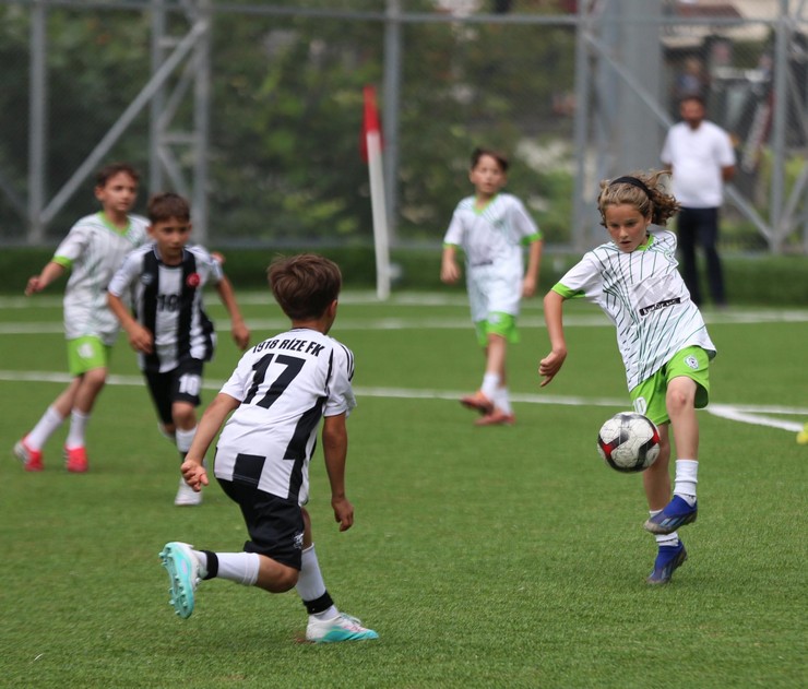 genclik-ve-spor-bakani-osman-askin-bak-ikizdere-ilcesinde-yapimi-tamamlanan-ikizdere-ilce-stadinda-incelemelerde-bulundu-3.jpg