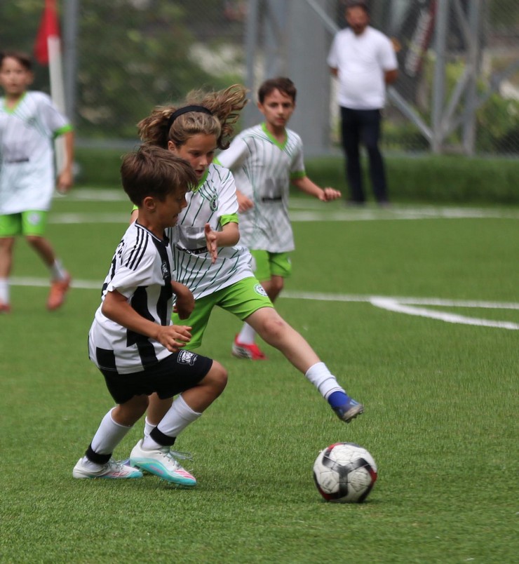 genclik-ve-spor-bakani-osman-askin-bak-ikizdere-ilcesinde-yapimi-tamamlanan-ikizdere-ilce-stadinda-incelemelerde-bulundu-4.jpg