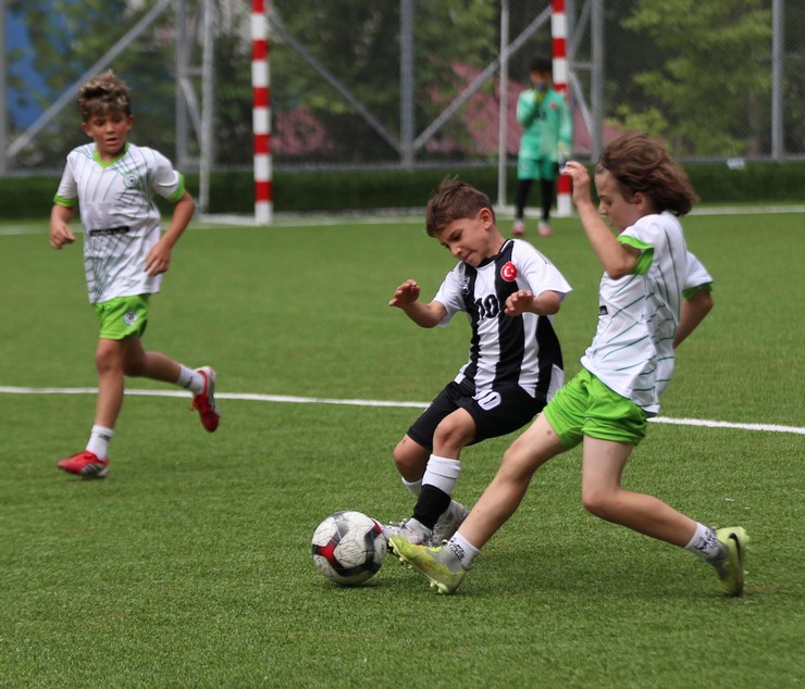 genclik-ve-spor-bakani-osman-askin-bak-ikizdere-ilcesinde-yapimi-tamamlanan-ikizdere-ilce-stadinda-incelemelerde-bulundu-5.jpg