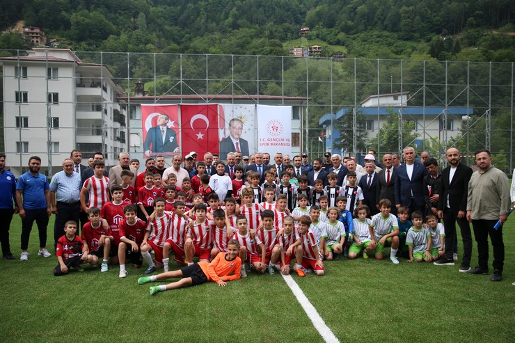 genclik-ve-spor-bakani-osman-askin-bak-ikizdere-ilcesinde-yapimi-tamamlanan-ikizdere-ilce-stadinda-incelemelerde-bulundu-6.jpg