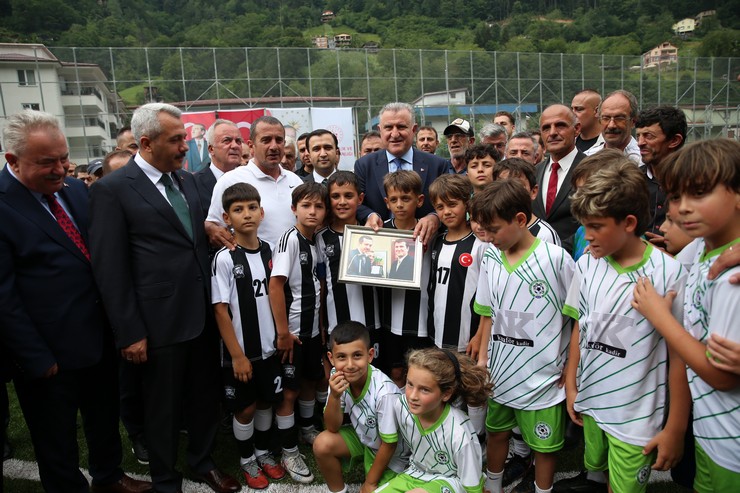 genclik-ve-spor-bakani-osman-askin-bak-ikizdere-ilcesinde-yapimi-tamamlanan-ikizdere-ilce-stadinda-incelemelerde-bulundu-9.jpg