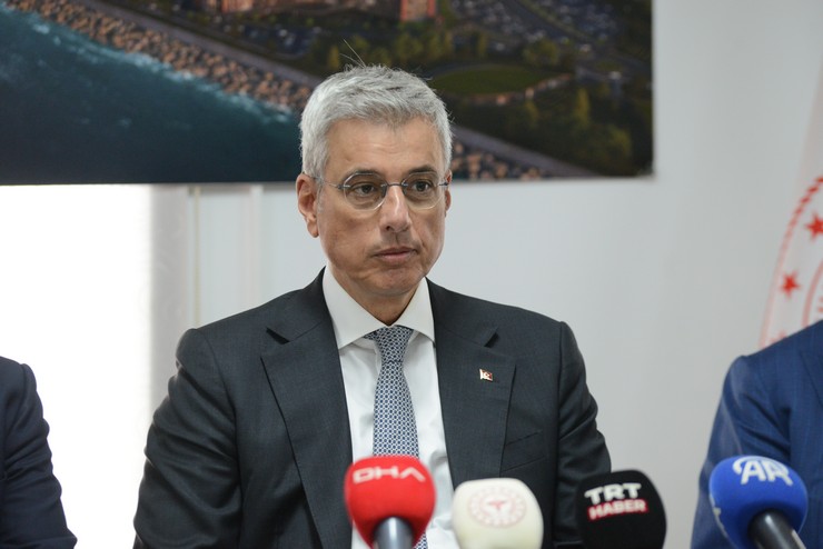 saglik-bakani-kemal-memisoglu-yapimi-hizla-devam-eden-rize-sehir-hastanesi-santiyesinde-incelemelerde-bulundu-8.jpg
