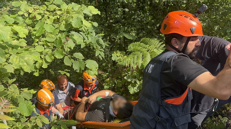 rizede-yol-calismasi-yaparken-kontrolden-cikarak-250-metrelik-ucuruma-yuvarlanan-is-makinesinin-operatoru-yaralandi-1.jpg