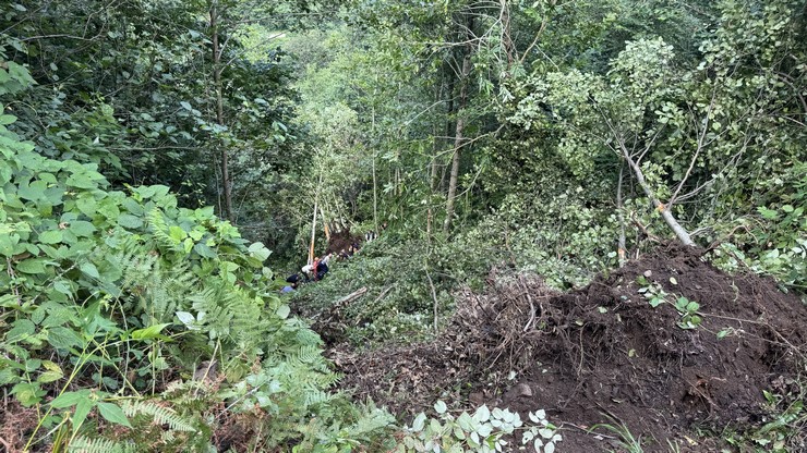 rizede-yol-calismasi-yaparken-kontrolden-cikarak-250-metrelik-ucuruma-yuvarlanan-is-makinesinin-operatoru-yaralandi-2.jpg