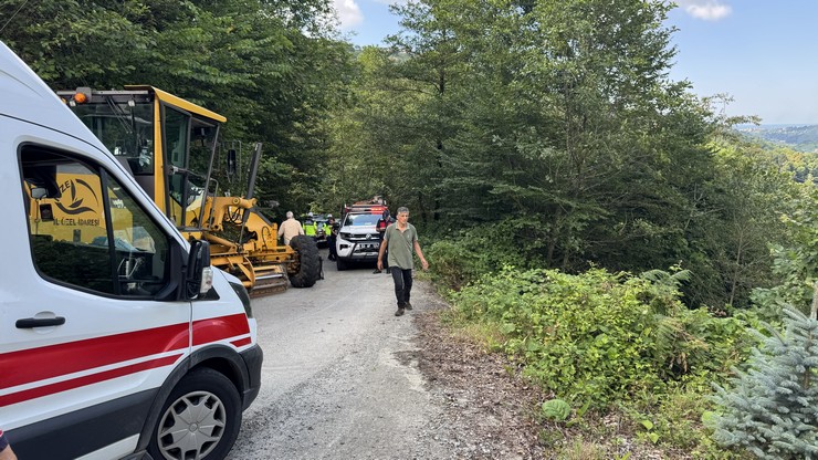 rizede-yol-calismasi-yaparken-kontrolden-cikarak-250-metrelik-ucuruma-yuvarlanan-is-makinesinin-operatoru-yaralandi-4.jpg