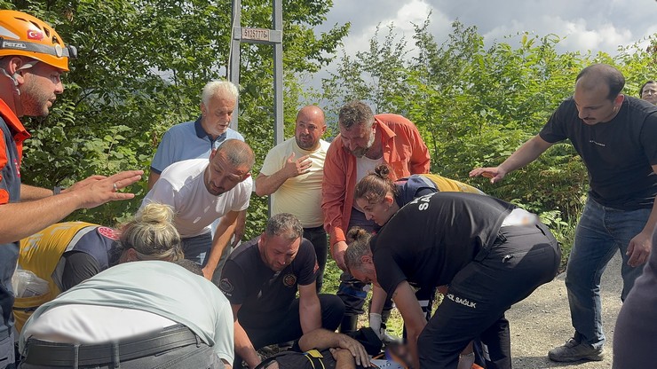 rizede-yol-calismasi-yaparken-kontrolden-cikarak-250-metrelik-ucuruma-yuvarlanan-is-makinesinin-operatoru-yaralandi-5.jpg