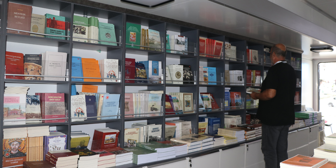 aa-20260730-42103617-42103615-turk-tarih-kurumunun-mobil-kitap-satis-magazasi-rizeye-geldi.jpg