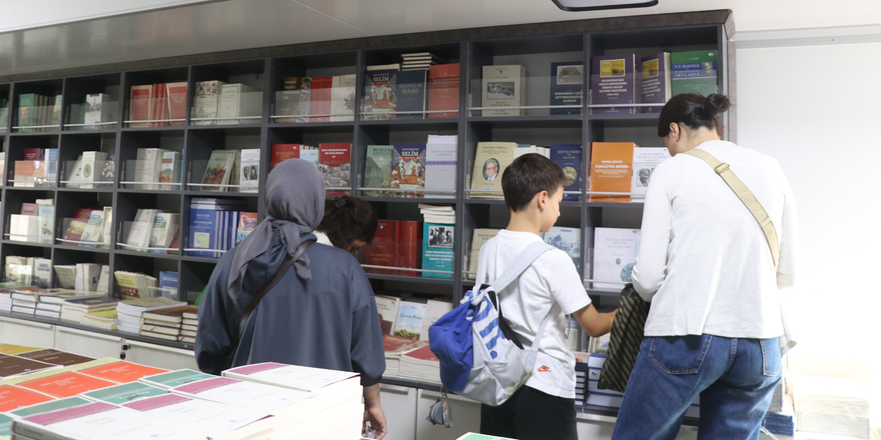 aa-20260730-42103617-42103616-turk-tarih-kurumunun-mobil-kitap-satis-magazasi-rizeye-geldi.jpg