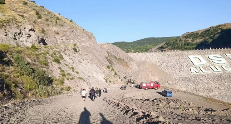 giresunun-alucra-ilcesinde-surucusunun-kontrolunu-yitirdigi-otomobilin-dere-yatagina-yuvarlanmasi-sonucu-almina-degerli-24-sevgi-saatci-57-ve-zeykir-saatci-55-hayatini-kaybetti-3-kisi-de.jpg