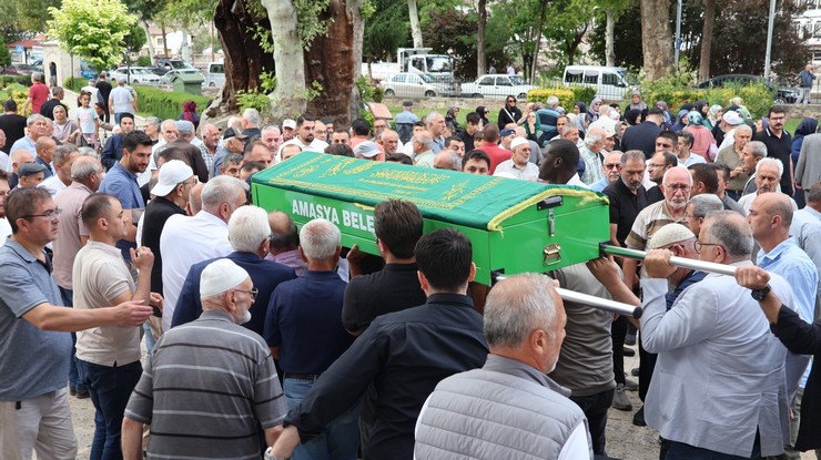 manisanin-salihli-ilcesinde-yasliliga-bagli-nedenlerle-hayatini-kaybeden-5-cocuk-annesi-yurdagul-atabay-87-ile-amasyada-yasayan-parkinson-hastasi-oglu-abdulbaki-atabay-67-yaklas.jpg