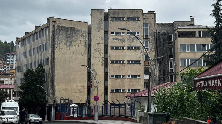 rizede-eski-sgk-binasi-ozel-mulk-tehlikeye-davetiye-cikariyor-25.jpg