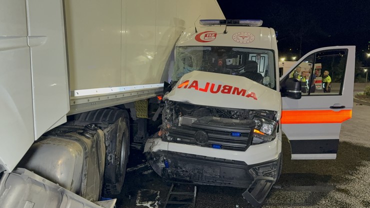 samsunun-ilkadim-ilcesinde-ambulans-ile-tirin-carpistigi-trafik-kazasinda-3u-saglikci-6-kisi-yaralandi-1.jpg