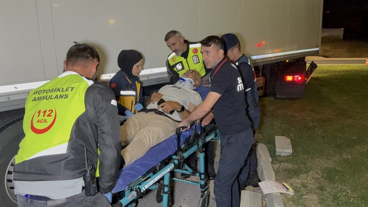 samsunun-ilkadim-ilcesinde-ambulans-ile-tirin-carpistigi-trafik-kazasinda-3u-saglikci-6-kisi-yaralandi-10.jpg
