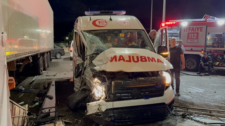 samsunun-ilkadim-ilcesinde-ambulans-ile-tirin-carpistigi-trafik-kazasinda-3u-saglikci-6-kisi-yaralandi-11.jpg