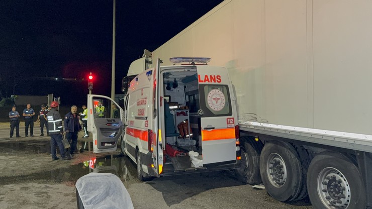 samsunun-ilkadim-ilcesinde-ambulans-ile-tirin-carpistigi-trafik-kazasinda-3u-saglikci-6-kisi-yaralandi-5.jpg
