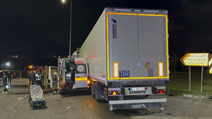 samsunun-ilkadim-ilcesinde-ambulans-ile-tirin-carpistigi-trafik-kazasinda-3u-saglikci-6-kisi-yaralandi-6.jpg