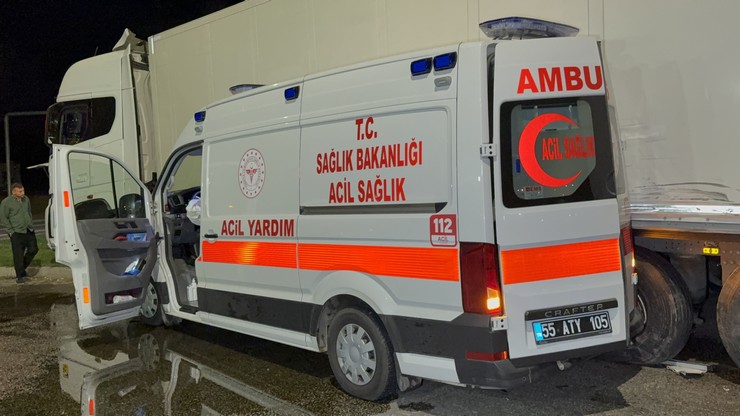 samsunun-ilkadim-ilcesinde-ambulans-ile-tirin-carpistigi-trafik-kazasinda-3u-saglikci-6-kisi-yaralandi-7.jpg
