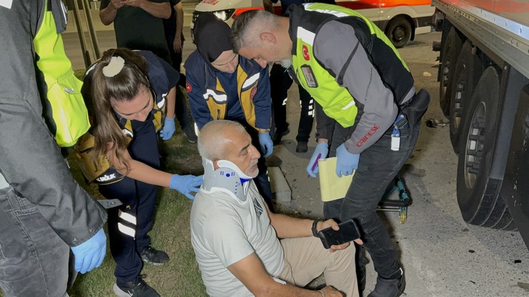 samsunun-ilkadim-ilcesinde-ambulans-ile-tirin-carpistigi-trafik-kazasinda-3u-saglikci-6-kisi-yaralandi-9.jpg