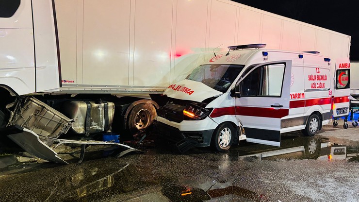 samsunun-ilkadim-ilcesinde-hasta-tasiyan-ambulans-ile-tirin-carpistigi-kazada-6-kisi-yaralandi-1.jpg