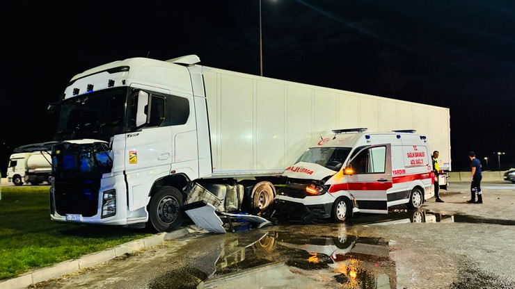 samsunun-ilkadim-ilcesinde-hasta-tasiyan-ambulans-ile-tirin-carpistigi-kazada-6-kisi-yaralandi-2.jpg