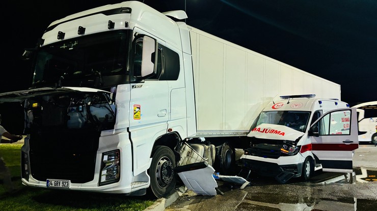 samsunun-ilkadim-ilcesinde-hasta-tasiyan-ambulans-ile-tirin-carpistigi-kazada-6-kisi-yaralandi-3.jpg
