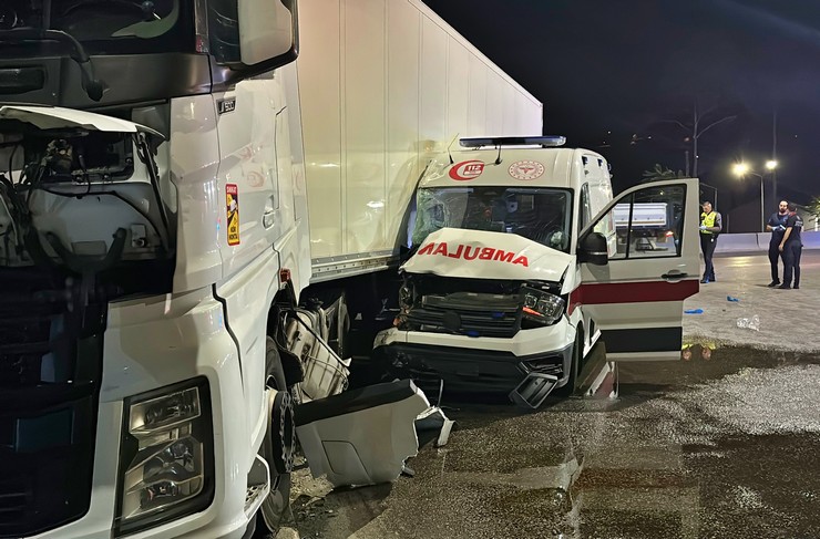 samsunun-ilkadim-ilcesinde-hasta-tasiyan-ambulans-ile-tirin-carpistigi-kazada-6-kisi-yaralandi-4.jpg