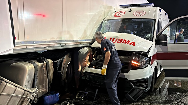 samsunun-ilkadim-ilcesinde-hasta-tasiyan-ambulans-ile-tirin-carpistigi-kazada-6-kisi-yaralandi-5.jpg