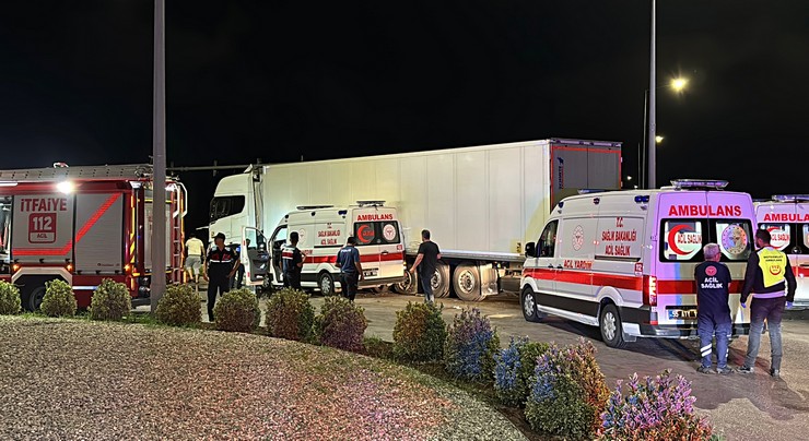samsunun-ilkadim-ilcesinde-hasta-tasiyan-ambulans-ile-tirin-carpistigi-kazada-6-kisi-yaralandi-6.jpg