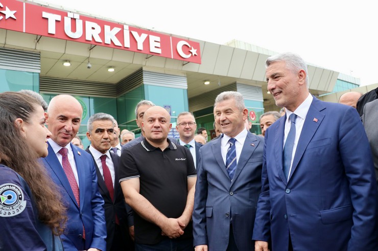 ticaret-bakani-omer-bolat-sarp-gumruk-kapisinda-incelemelerde-bulundu-2.jpg