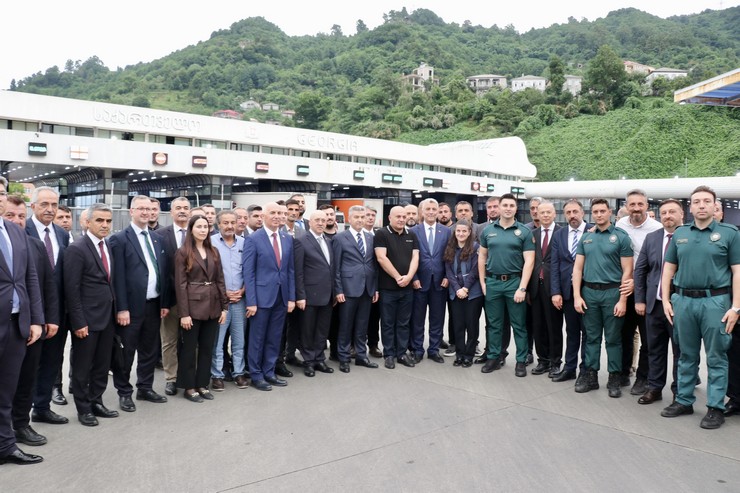 ticaret-bakani-omer-bolat-sarp-gumruk-kapisinda-incelemelerde-bulundu-3.jpg
