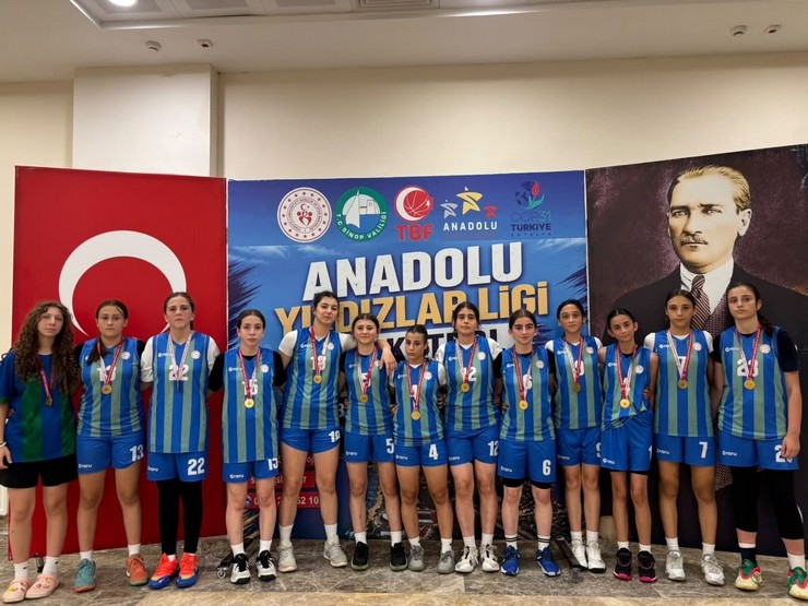 sinopta-duzenlenen-anadolu-yildizlar-ligi-analig-basketbol-turkiye-yari-finallerinde-mucadele-eden-rize-kiz-basketbol-takimi-parkeden-zaferle-ayrildi-1.jpg