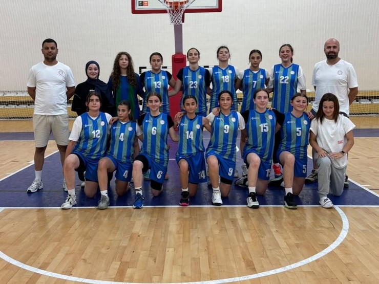 sinopta-duzenlenen-anadolu-yildizlar-ligi-analig-basketbol-turkiye-yari-finallerinde-mucadele-eden-rize-kiz-basketbol-takimi-parkeden-zaferle-ayrildi-2.jpg