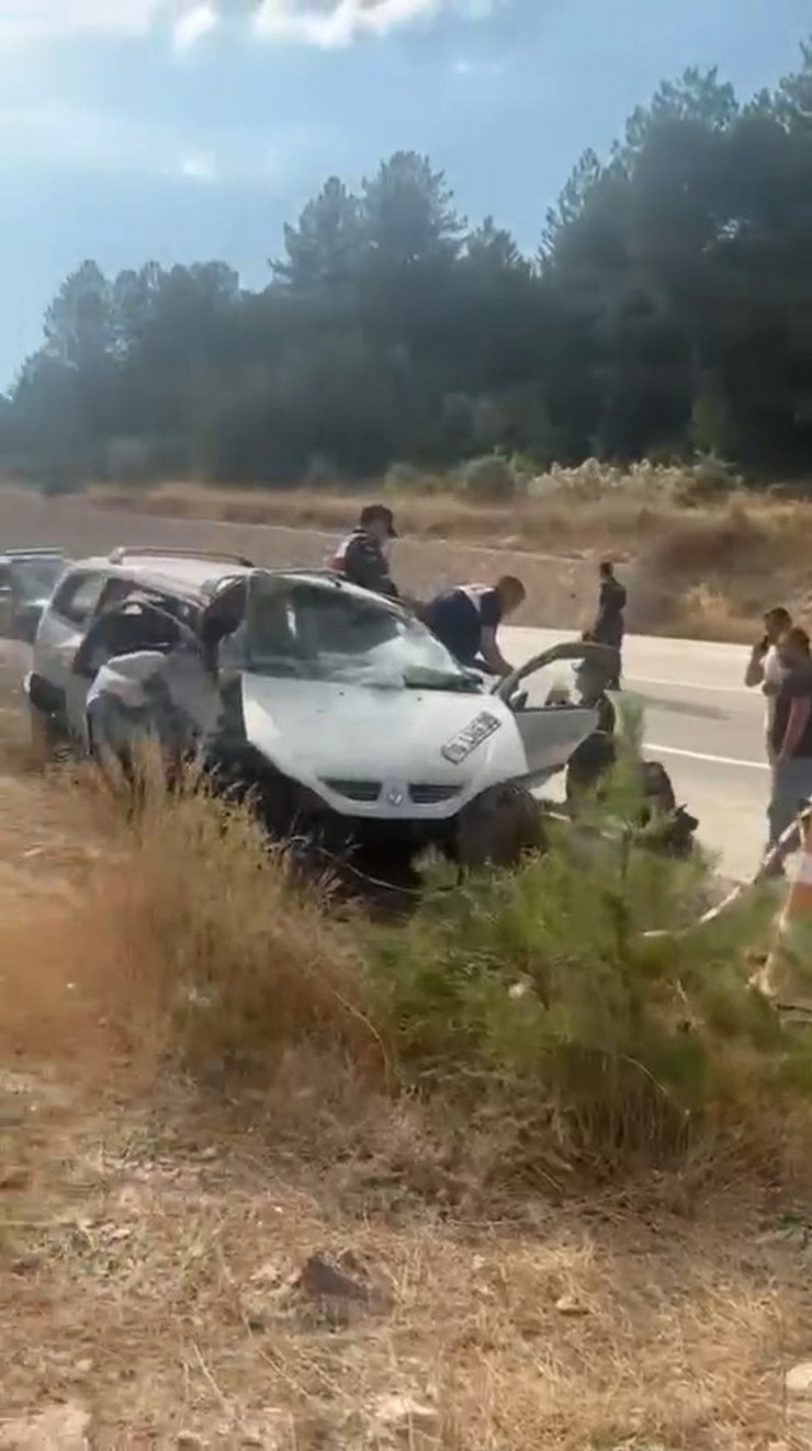 bursanin-keles-ilcesinde-kontrolden-cikarak-refuje-carpip-takla-atan-otomobilin-surucusu-ramazan-alan-ve-esi-havva-alan-hayatini-kaybetti-1.jpg