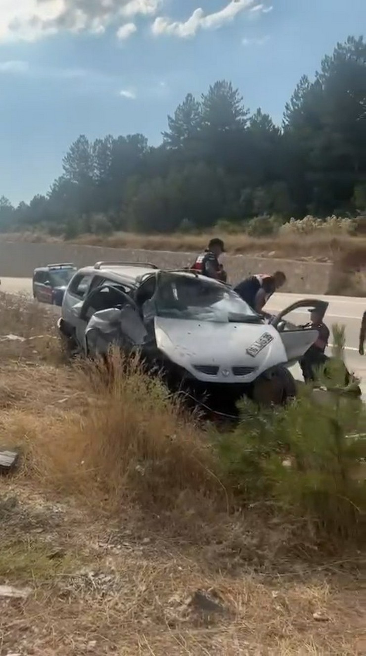 bursanin-keles-ilcesinde-kontrolden-cikarak-refuje-carpip-takla-atan-otomobilin-surucusu-ramazan-alan-ve-esi-havva-alan-hayatini-kaybetti-2.jpg
