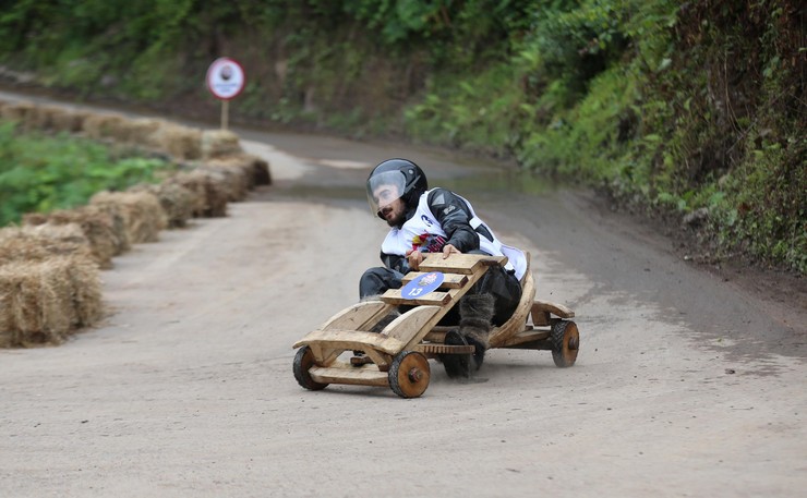 rizenin-ardesen-ilcesinde-16-geleneksel-red-bull-formulaz-tahta-araba-yarislari-gerceklestirildi-15.jpg