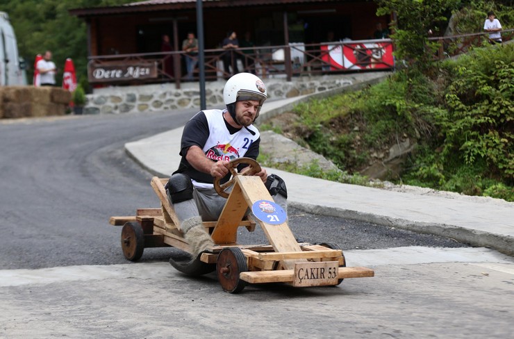 rizenin-ardesen-ilcesinde-16-geleneksel-red-bull-formulaz-tahta-araba-yarislari-gerceklestirildi-20.jpg