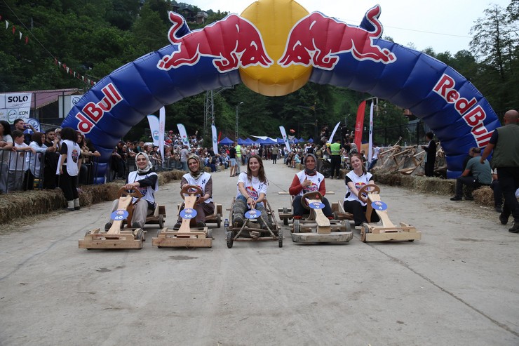 rizenin-ardesen-ilcesinde-16-geleneksel-red-bull-formulaz-tahta-araba-yarislari-gerceklestirildi-22.jpg