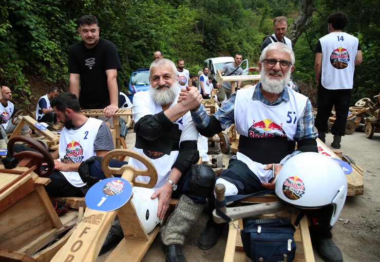 rizenin-ardesen-ilcesinde-16-geleneksel-red-bull-formulaz-tahta-araba-yarislari-gerceklestirildi-23.jpg