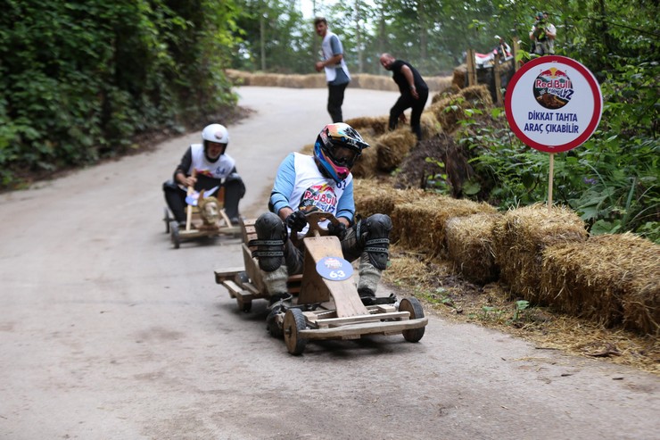 rizenin-ardesen-ilcesinde-16-geleneksel-red-bull-formulaz-tahta-araba-yarislari-gerceklestirildi-4.jpg