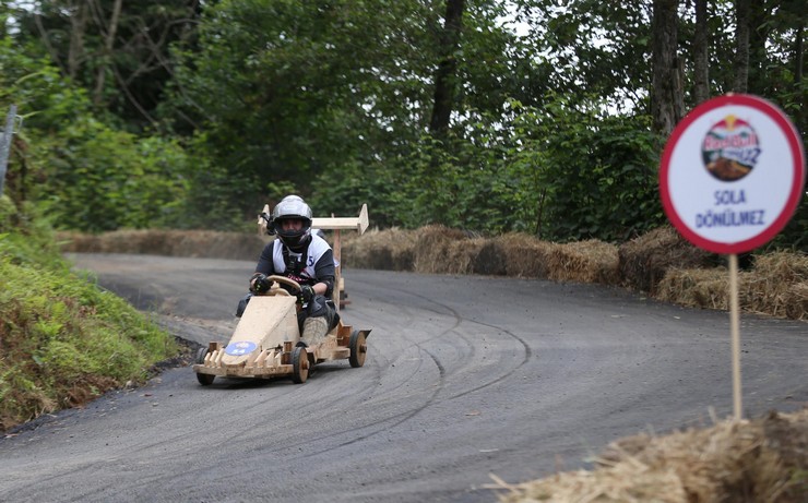 rizenin-ardesen-ilcesinde-16-geleneksel-red-bull-formulaz-tahta-araba-yarislari-gerceklestirildi-9.jpg