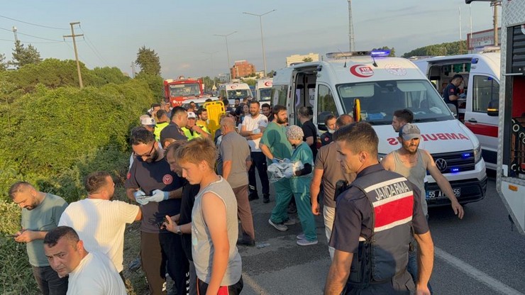 samsunun-carsamba-ilcesinde-ozel-halk-otobusunun-yoldan-cikarak-devrildigi-kazada-ilk-belirlemelere-gore-21-kisi-yaralandi-5.jpg