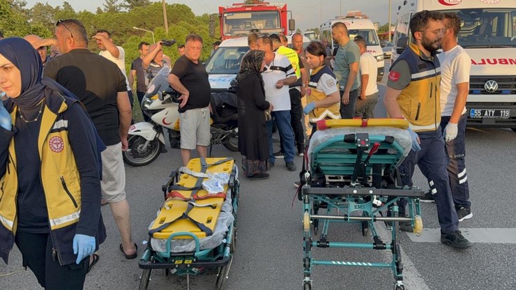 samsunun-carsamba-ilcesinde-ozel-halk-otobusunun-yoldan-cikarak-devrildigi-kazada-ilk-belirlemelere-gore-21-kisi-yaralandi-6.jpg