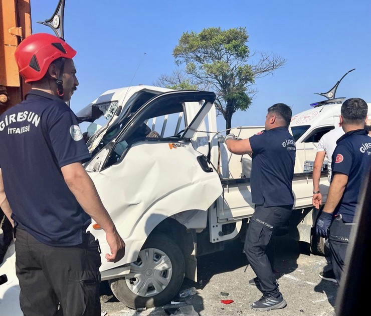 giresunda-bir-kamyonetin-karadeniz-sahil-yolunda-karayollarina-ait-kamyona-carptigi-kazada-agir-yaralanan-15-yasindaki-hamza-a-tedavi-altina-alindigi-hastanede-hayatini-kaybetti-2.jpg