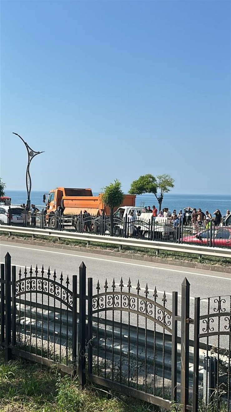 giresunda-bir-kamyonetin-karadeniz-sahil-yolunda-karayollarina-ait-kamyona-carptigi-kazada-agir-yaralanan-15-yasindaki-hamza-a-tedavi-altina-alindigi-hastanede-hayatini-kaybetti-3.jpg