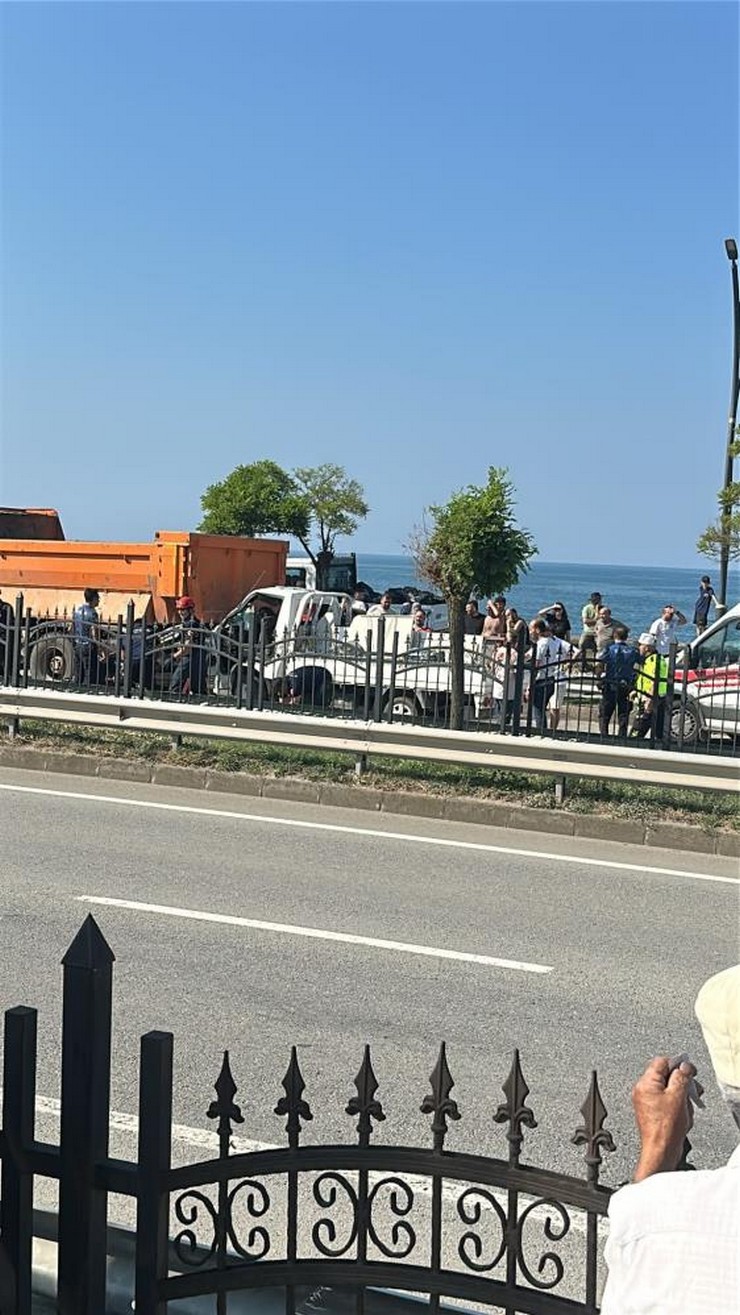 giresunda-bir-kamyonetin-karadeniz-sahil-yolunda-karayollarina-ait-kamyona-carptigi-kazada-agir-yaralanan-15-yasindaki-hamza-a-tedavi-altina-alindigi-hastanede-hayatini-kaybetti-4.jpg