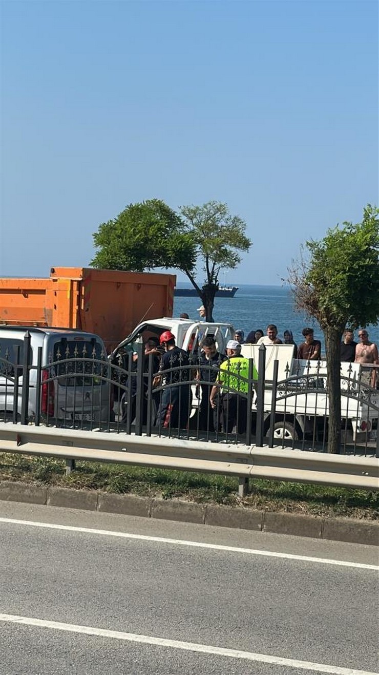 giresunda-bir-kamyonetin-karadeniz-sahil-yolunda-karayollarina-ait-kamyona-carptigi-kazada-agir-yaralanan-15-yasindaki-hamza-a-tedavi-altina-alindigi-hastanede-hayatini-kaybetti-5.jpg