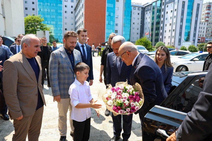 hazine-ve-maliye-bakani-mehmet-simsek-rizedeki-temaslari-kapsaminda-bir-dizi-ziyaret-gerceklestirdi.jpg