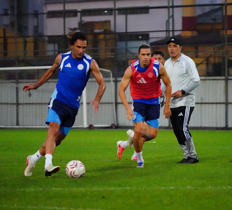 caykur-rizespor-yeni-sezon-hazirliklarini-surdurdu-1.jpg