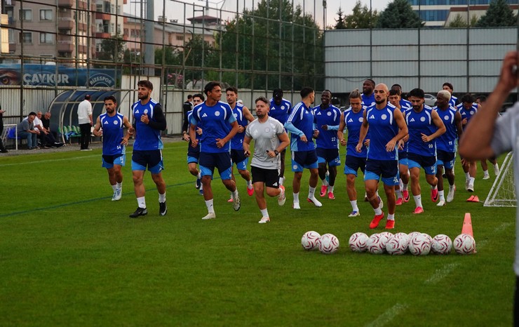 caykur-rizespor-yeni-sezon-hazirliklarini-surdurdu-3.jpg